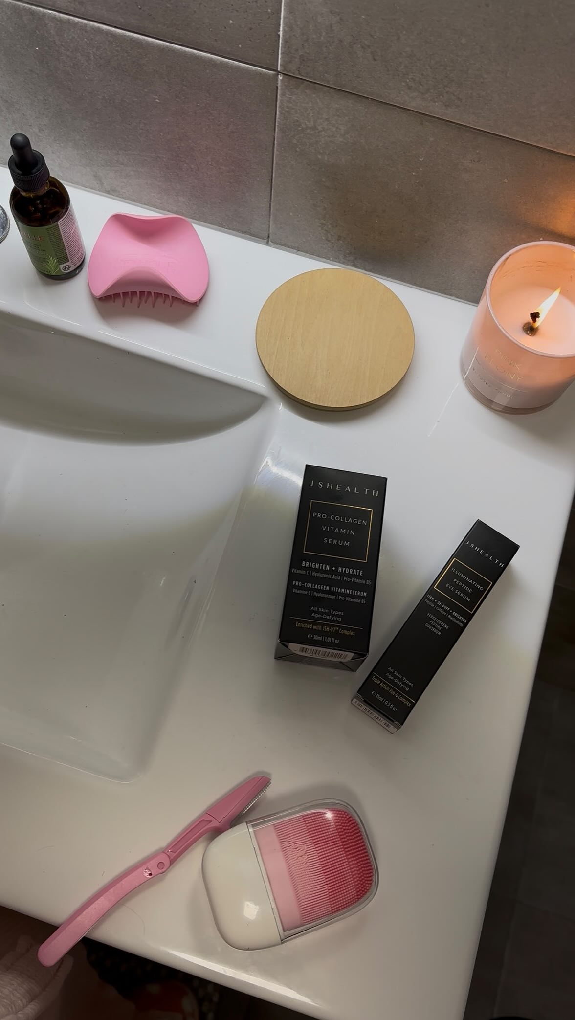Instagram post by @leonoorr21 for JSHealth Vitamins. Caption reads: Night routine with @jshealthvitamins 🛁🧸🎀 In....