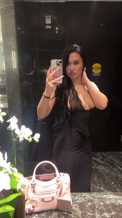 Instagram post by @victoriarawlings for IAMGIA. Caption reads: Oh you fancy huhhh @iamgia.