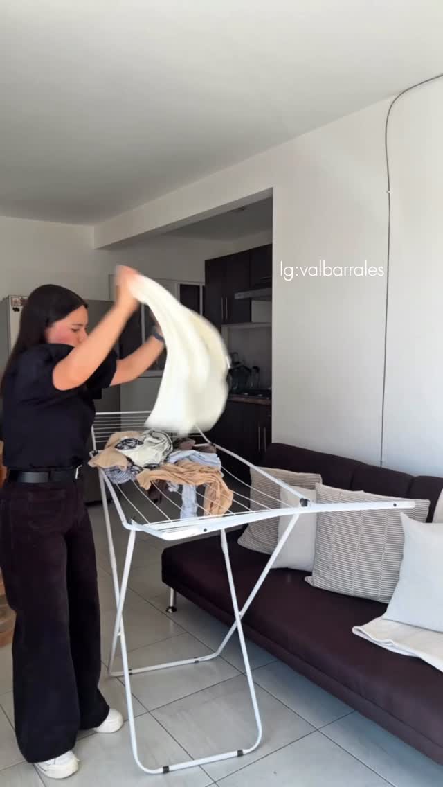 Instagram post by @valbarrales for Clorox. Caption reads: Así cuido mi ropa para que me dure más tiempo,....