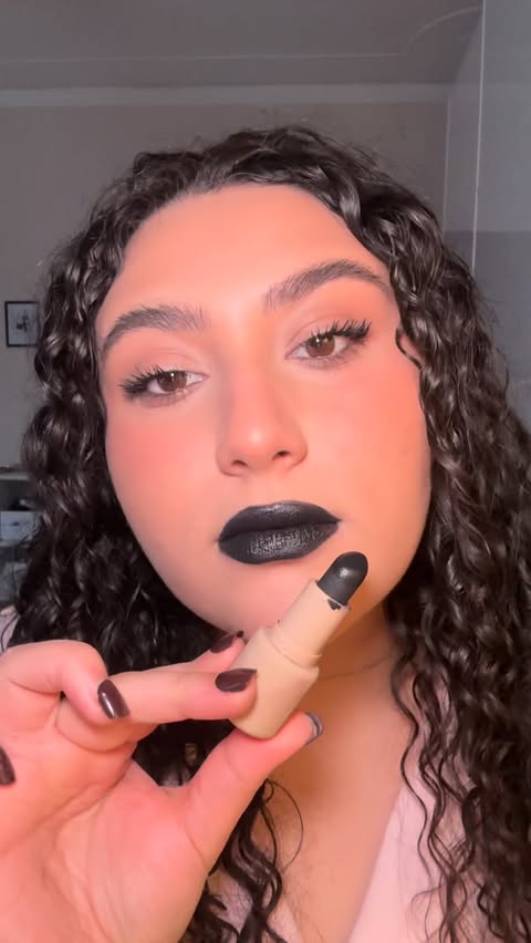 Instagram post by @giulia.bonsignore_ for Overskin. Caption reads: [...] 🖤✨
.
Quanto é quella questa lip combo....