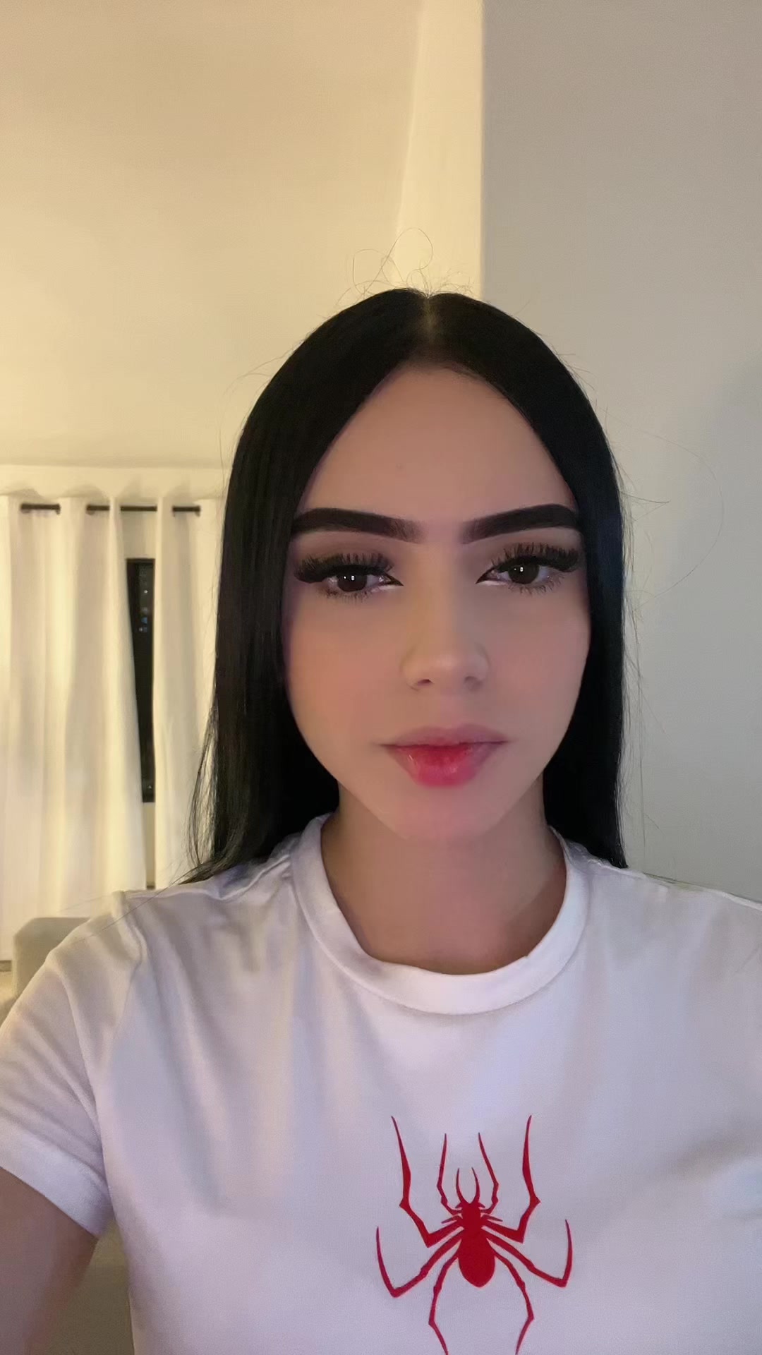 TikTok post by @maribyosorio_ for ForMe Tips. Caption reads: Tip pafa tener cabello liso 💕. #DreamLisoColFM....