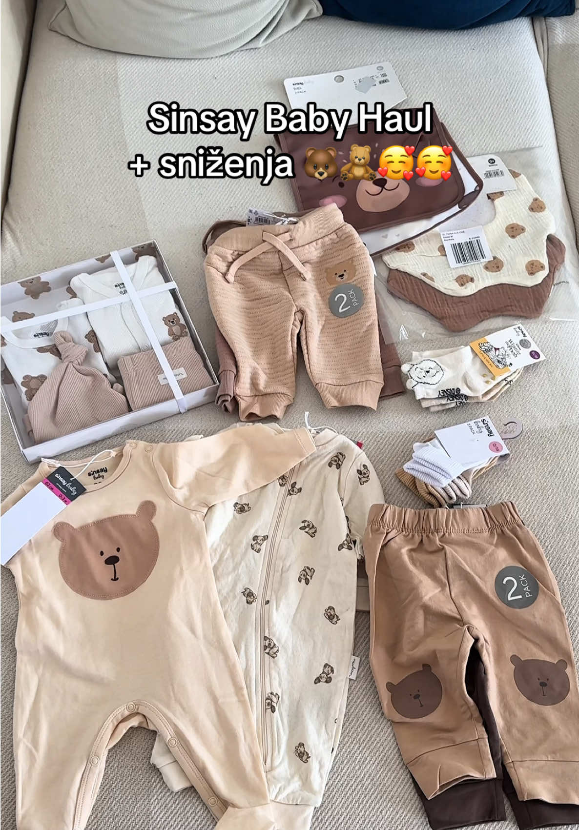 TikTok post by @stilizovana for Sinsay. Caption reads: Iskoristila letnje sniženje u @sinsay za kupovinu....