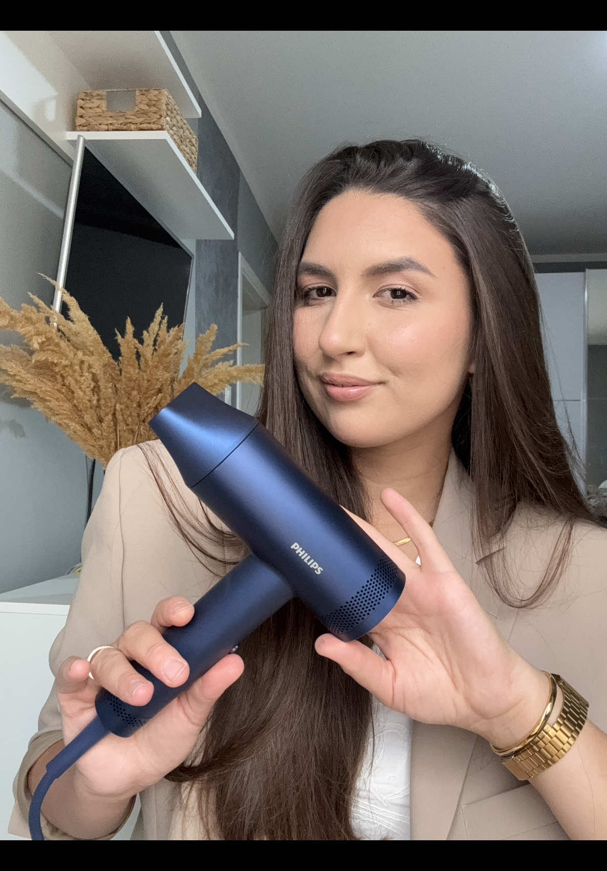 TikTok post by @vanjaigg for Philips. Caption reads: Philips fen za kosu serije 8000 je spas u ovakvim....