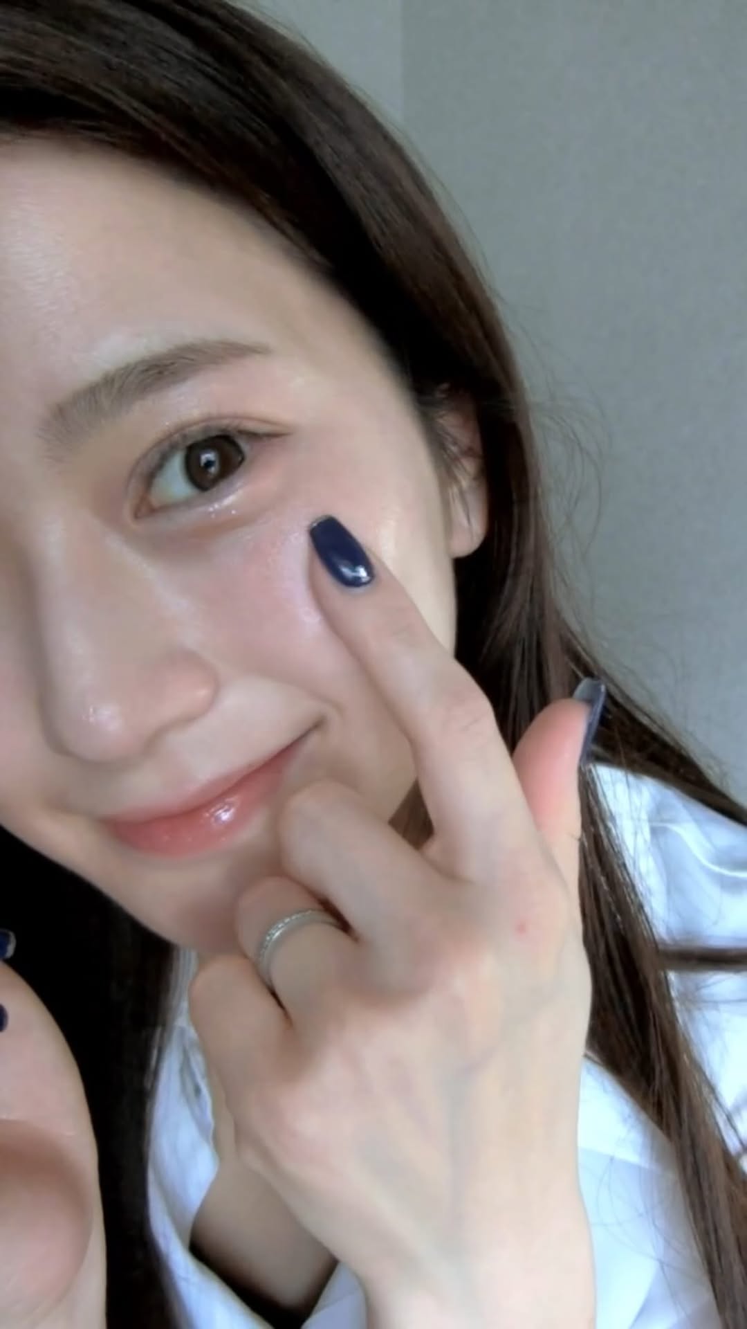 Instagram post by @kanako228m for AXXZIA. Caption reads: Qoo10メガポでお得に買える

本気の目もとホームケア🏠👀
アクシージアのアイテム2つ紹介🤍....