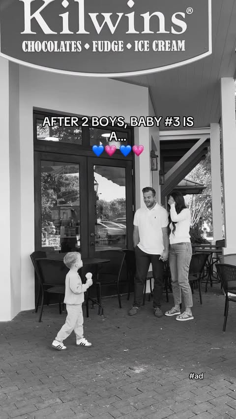 Instagram post by @samanthabagley_ for SneakPeek Test. Caption reads: [...] 3 is….. 💙💕🤍
Third time using....