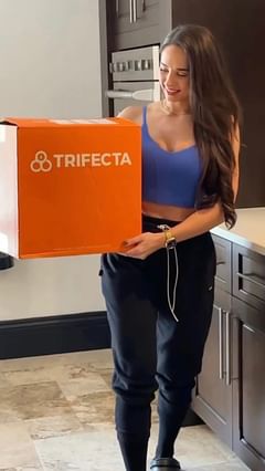 Instagram post by @reachbycassie for TRIFECTA. Caption reads: [...] for tasty home-cooked meals with Trifecta....