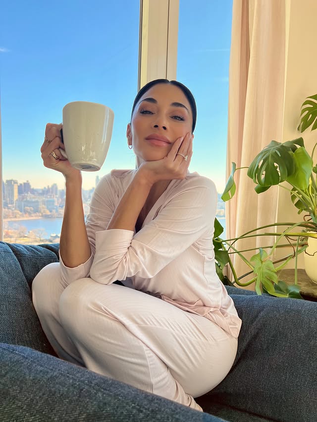 Instagram post by @nicolescherzinger for Knix. Caption reads: [...] calls for comfort…
I’m answering in @knix....