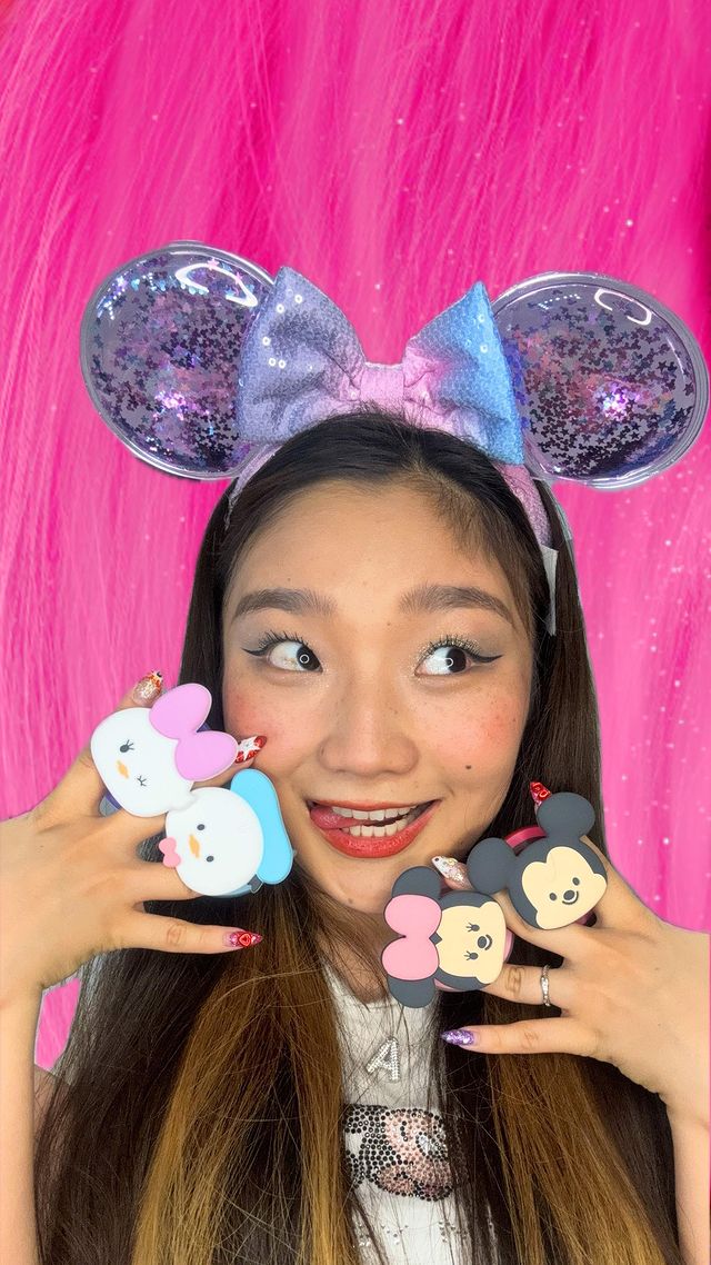 Instagram post by @ayanodagane for PopSockets. Caption reads: 🎩🎀👗🪇🎬

PopSocketsからゆるかわすぎるグリップが🥹🫶🫶🫶

つぶらな....