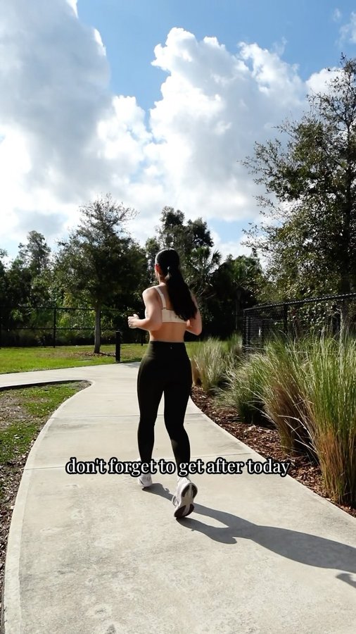 Instagram post by @helenmxriee for FlipBelt. Caption reads: Grwm for a run 🏃‍♀️⁣
⁣
⁣
#ad - I’ve been working....