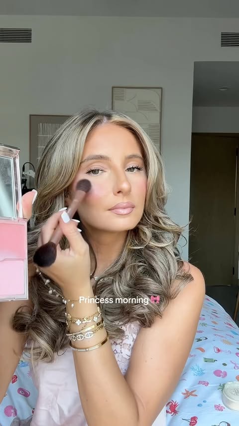 Instagram post by @linarhoul for Hourglass Cosmetics. Caption reads: Princesse Makeup 💕 Anticerne :....