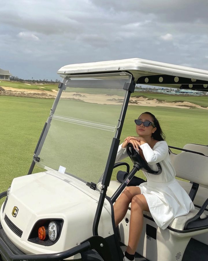 Instagram post by @acupper for Hoiana Hotel & Suites. Caption reads: #ad một vài chiếc hình xinh xinh của cô....