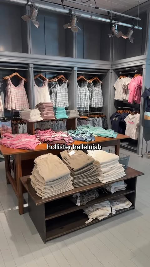 Instagram post by @fitsbylindseyy for hollister. Caption reads: this store in the summer>> #hollisterpartner....