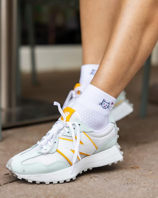 Instagram post by @glamfashionbook for Dr. Motion. Caption reads: [...] to these stylish compression socks! ad....