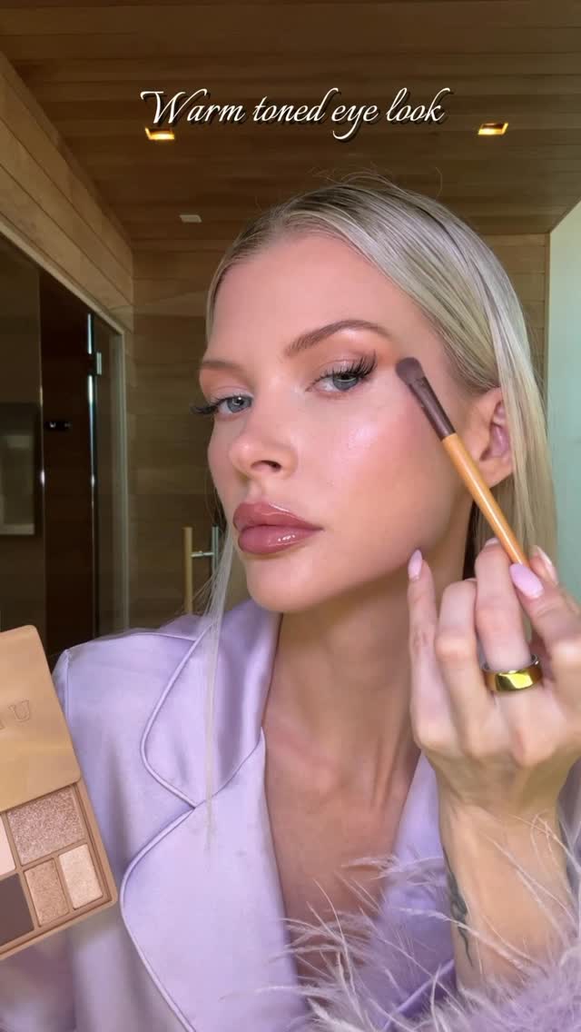 Instagram post by @erinmichellexo for Urban Decay. Caption reads: Warm toned eye look using only the....