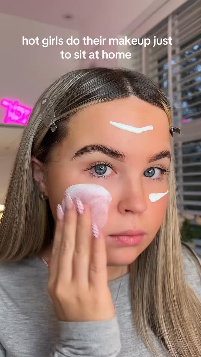 Instagram post by @makeupizzyy for Bondisands. Caption reads: [...] 
• @hudabeauty hairclips *gifted
•....