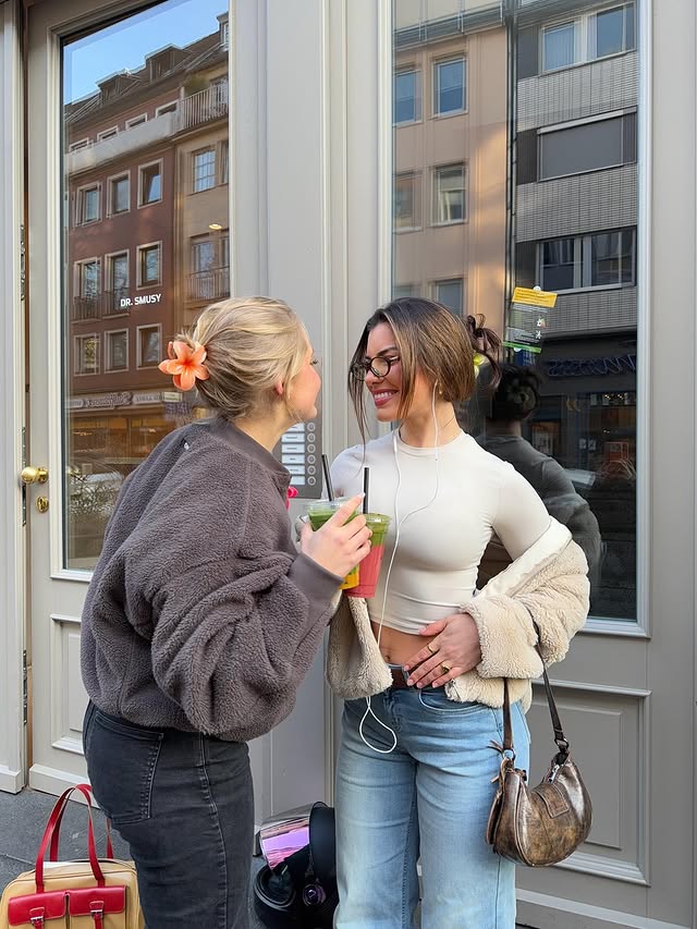 Instagram post by @jessyscara for FITJEANS. Caption reads: [...] (Anzeige) Both wearing low waist baggy....