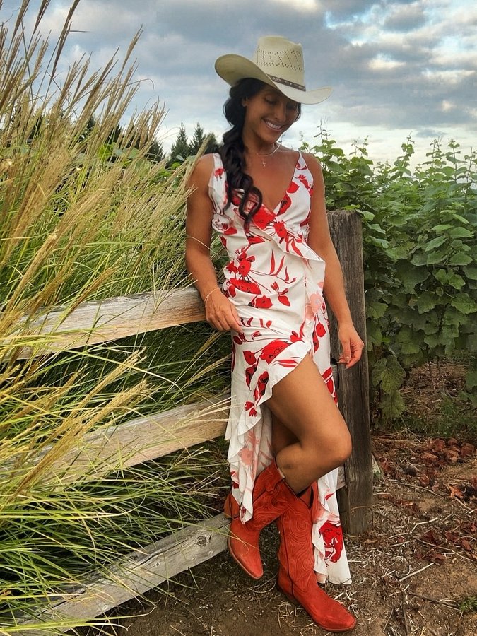 Instagram post by @realemilycompagno for Stetson. Caption reads: It just comes natural
♥️

Tag who you love....