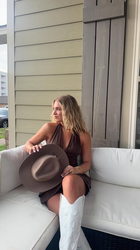 Instagram post by @lilygarofalo for Jergens US. Caption reads: [...] harsh lines, just an easy spring glow!....