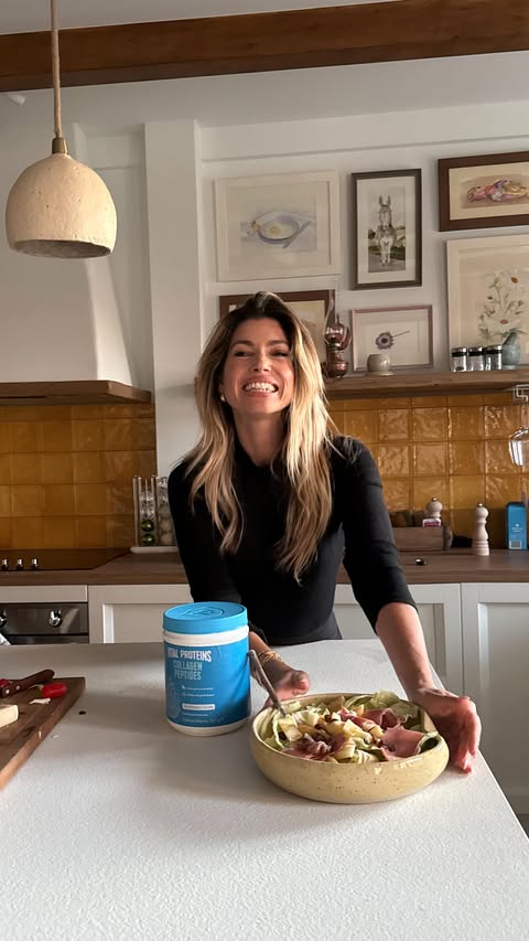 Instagram post by @vassia_kostara for Vital Proteins. Caption reads: [...] to my vinaigrette @vitalproteins.gr Πεπτίδια....