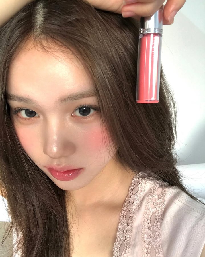 Instagram post by @yrui.rm for espoir. Caption reads: 윪 .. 에스쁘아 립에 빠져나오질 못해 #광고 @espoir_makeup 에스쁘아 꾸뛰르....