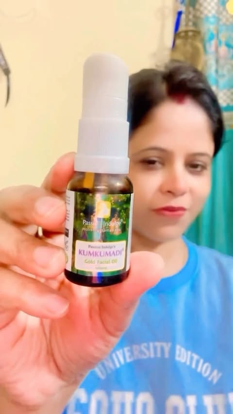 Instagram post by @its_pinky_belive_in_god for Houseofcreasip. Caption reads: [...] A little drop, a lot of glow it✨💕....
