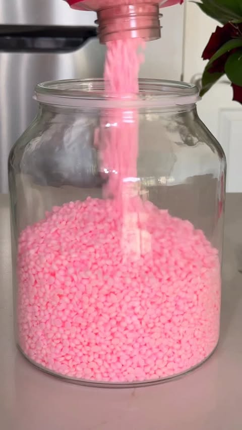 Instagram post by @lyndasedoud for Oats Overnight. Caption reads: [...] #organizedhome #organization @oatsovernight.