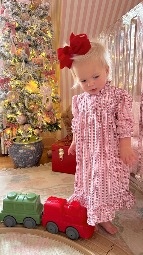 Instagram post by @lynleeposton for Enfamil. Caption reads: #ad Slow mornings just might be my favorite.....