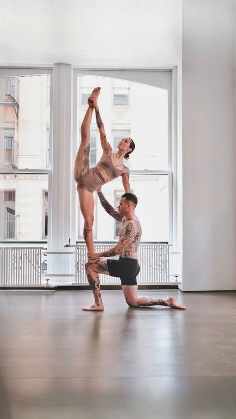 Instagram post by @eleonorazampatti for Alo Yoga. Caption reads: [...] did. Ps: love this trend. Both wearing....