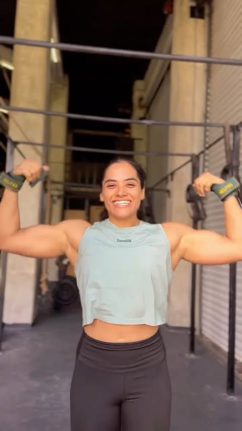 Instagram post by @veroweil_ for PicSil Sport. Caption reads: se la chica fuerte con mi playera de....