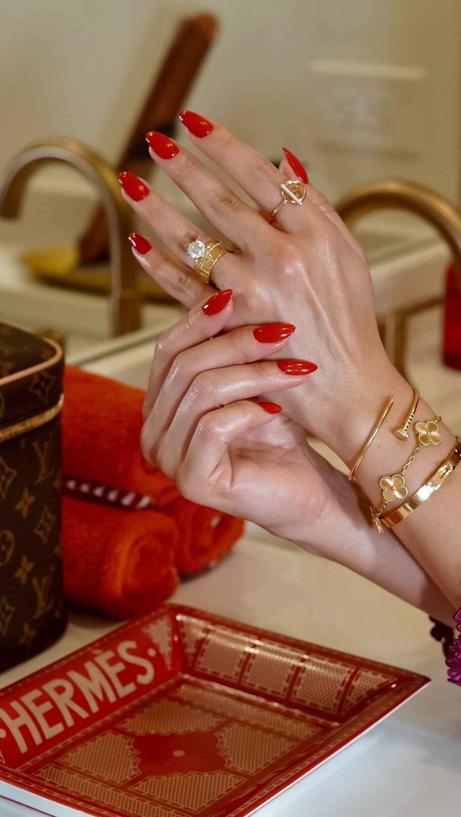 Instagram post by @oncloudnahrin for Solawave. Caption reads: How I keep my hands wrinkle-free in my 30s 🤭👌....