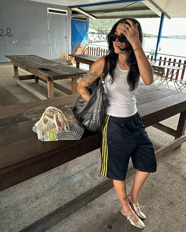 Instagram post by @lemarquandlaura for Carel Paris. Caption reads: I’m on a island Contient des produits offert.
