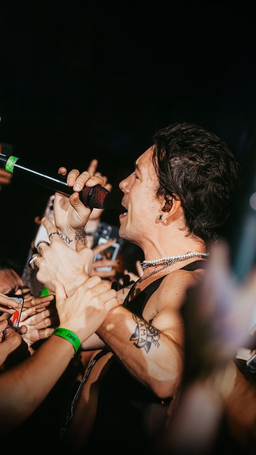 Instagram post by @diferrero for Rock in Rio. Caption reads: Todo mundo cantando junto e vibrando a música....