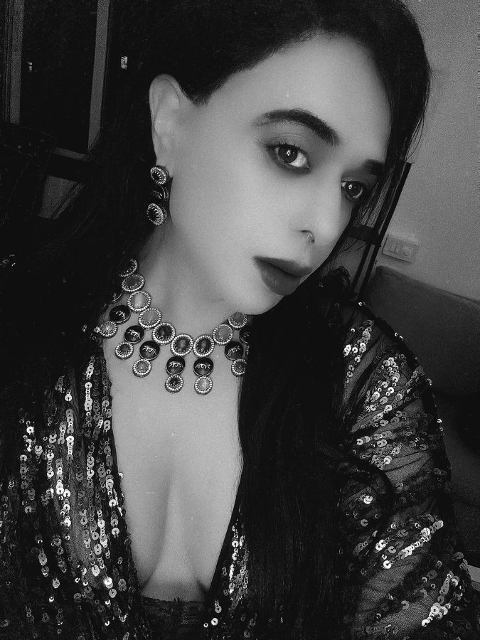 Instagram post by @karishmarajsoni for Sabyasachi. Caption reads: 💍🌍 @sabyasachiofficial 👗.