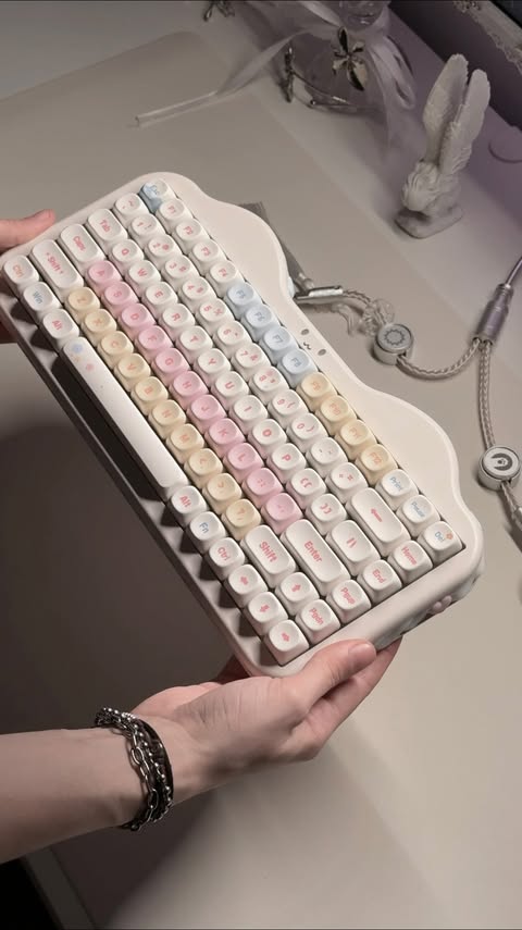 Instagram post by @blacklungio for Yunzii. Caption reads: Ad/gifted by @yunzii_keyboard Cake C75 Literally....