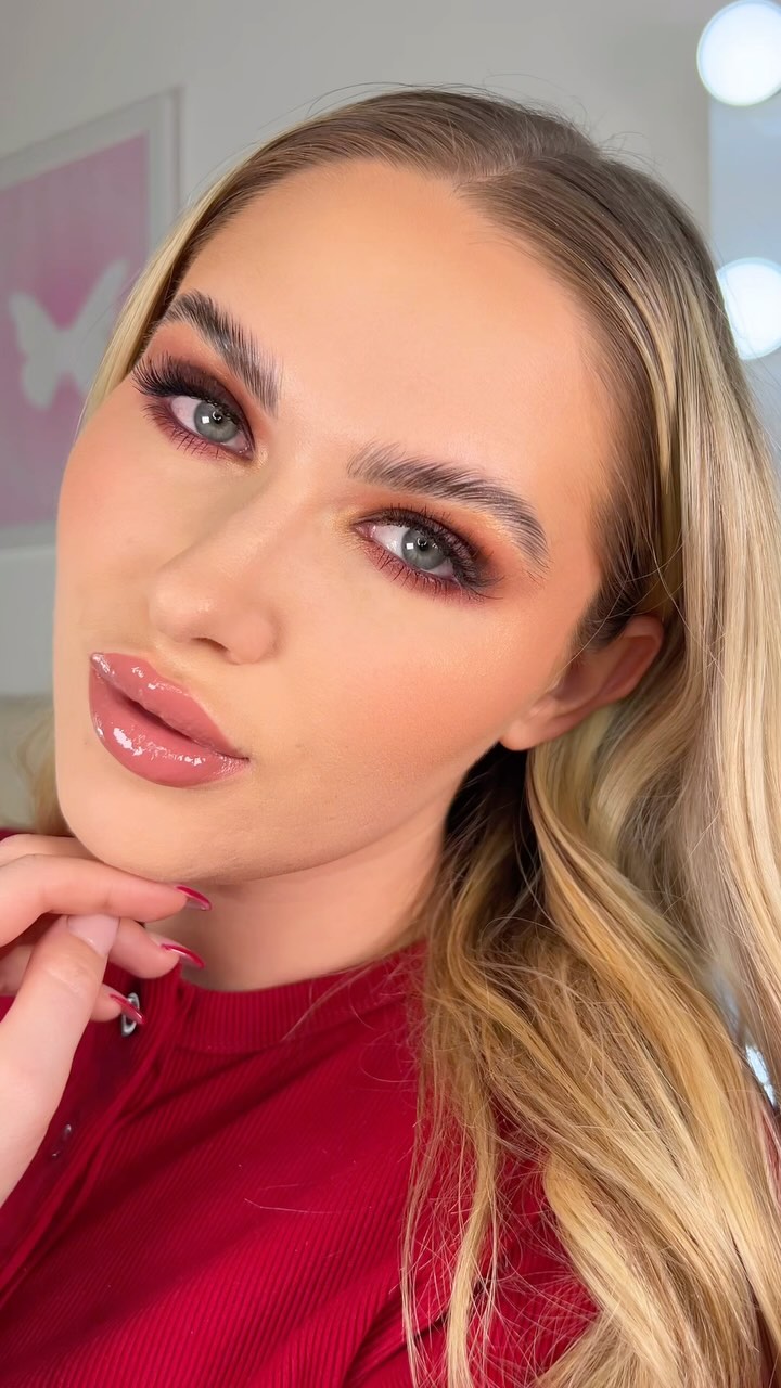 Instagram post by @shivonmakeupbiz for Arooba Beauty. Caption reads: [...] ideal for this season 🤎 using my....