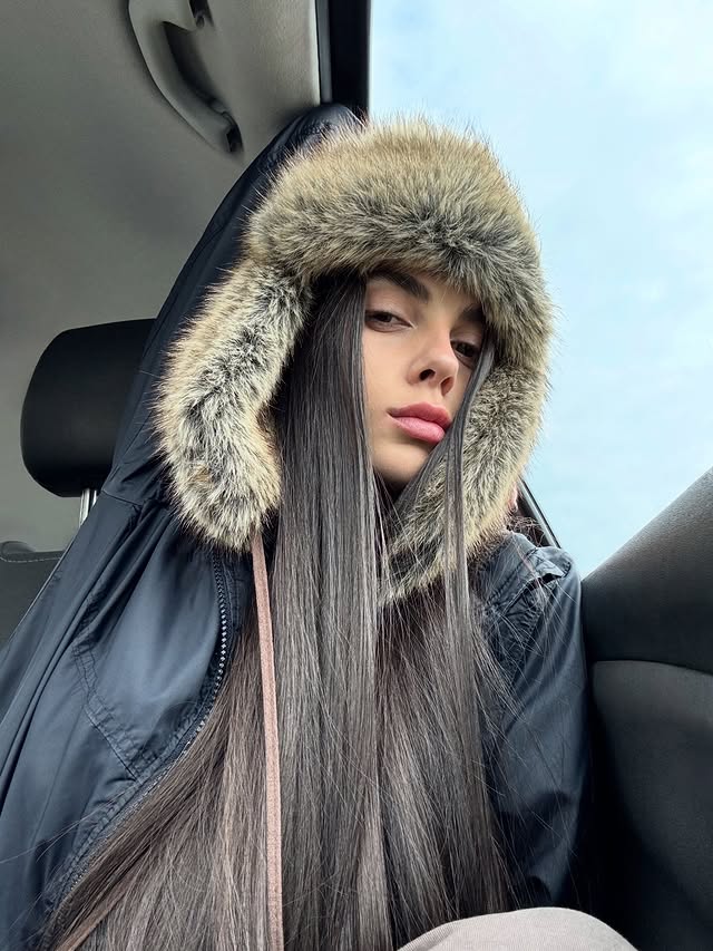 Instagram post by @marrcasado for BERSHKA. Caption reads: [...] nuevo gorro favoritiiiiiisiiiiimo es de....