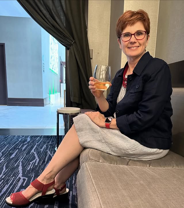 Instagram post by @andi_fisher for Jambu. Caption reads: [...] 🧥: @OneQuince European Linen Jacket 🥿:....
