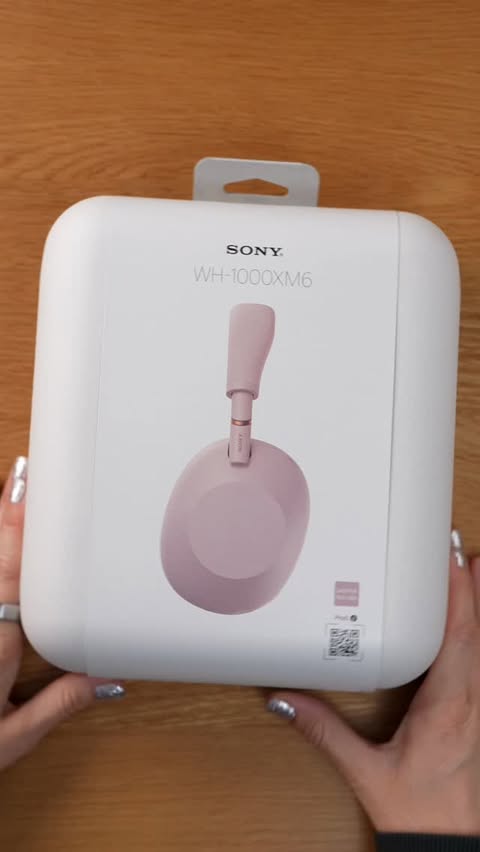 Instagram post by an influencer for Sony Electronics. Caption reads: [...] #GiftfromSony #unboxing @sonyelectronics.