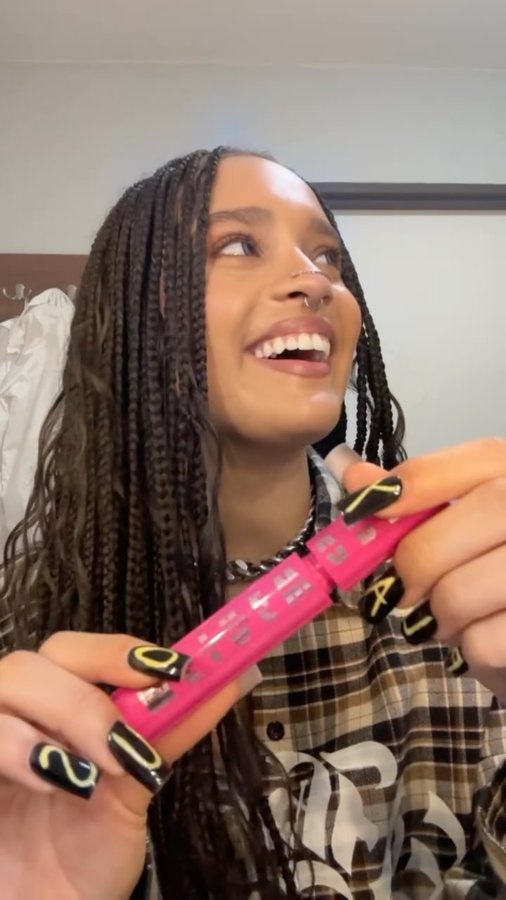 Instagram post by @sara_james_music for Maybelline NY Polska. Caption reads: Łapcie krótkie backstage video z mojego....