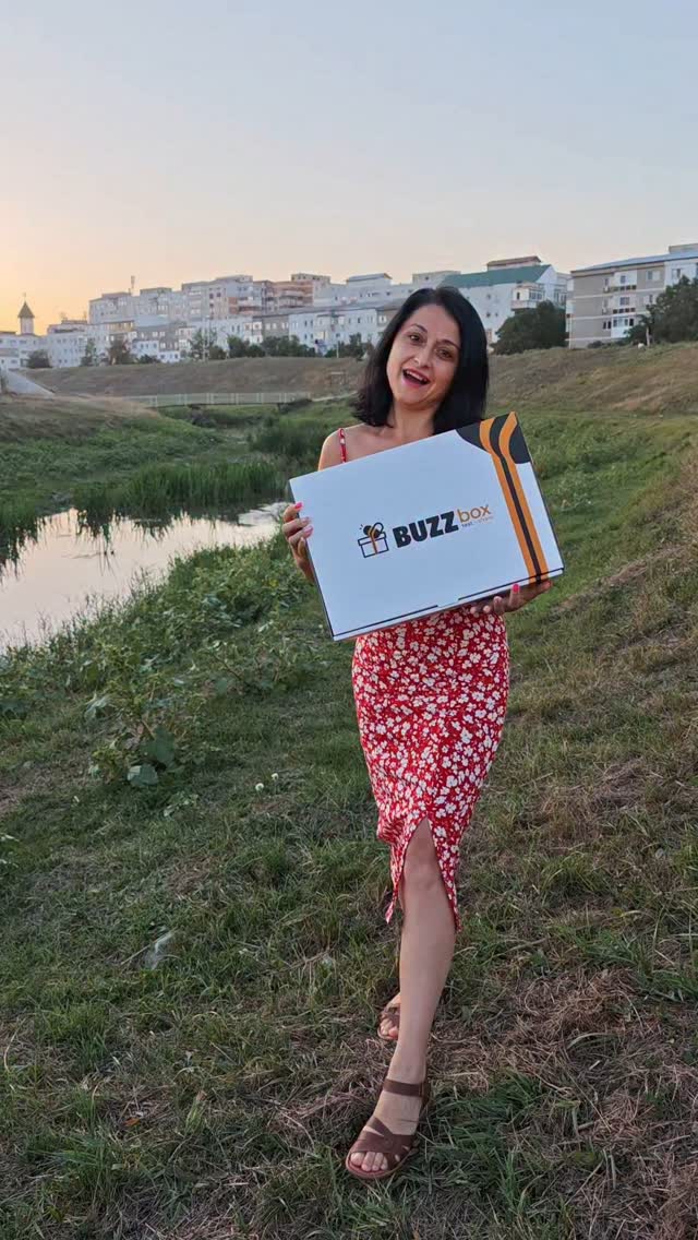 Instagram post by @portiadecitit_lifestylebycata for BUZZBox România. Caption reads: Hai să vezi ce conține #buzzbox-ul lunii august și....