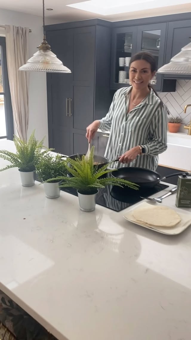 Instagram post by @march_on_magnolia for Joom. Caption reads: [...] up a storm for dinner with the help of @joom....