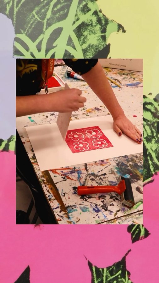 Instagram post by @saatchigallery_learning for Saatchi Gallery. Caption reads: Inspired by Warhol’s flower prints? 👨‍🎨🎨 

🌝....