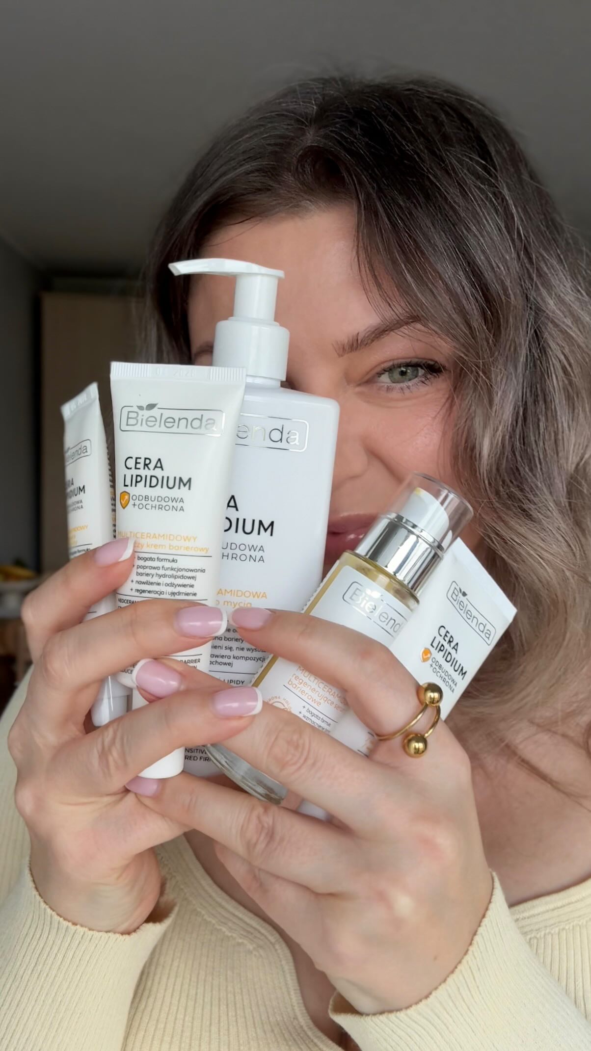 Instagram post by @blessthemesspl for Bielenda. Caption reads: Skincare kiedyś vs. teraz

Co powiedziałabym sobie....