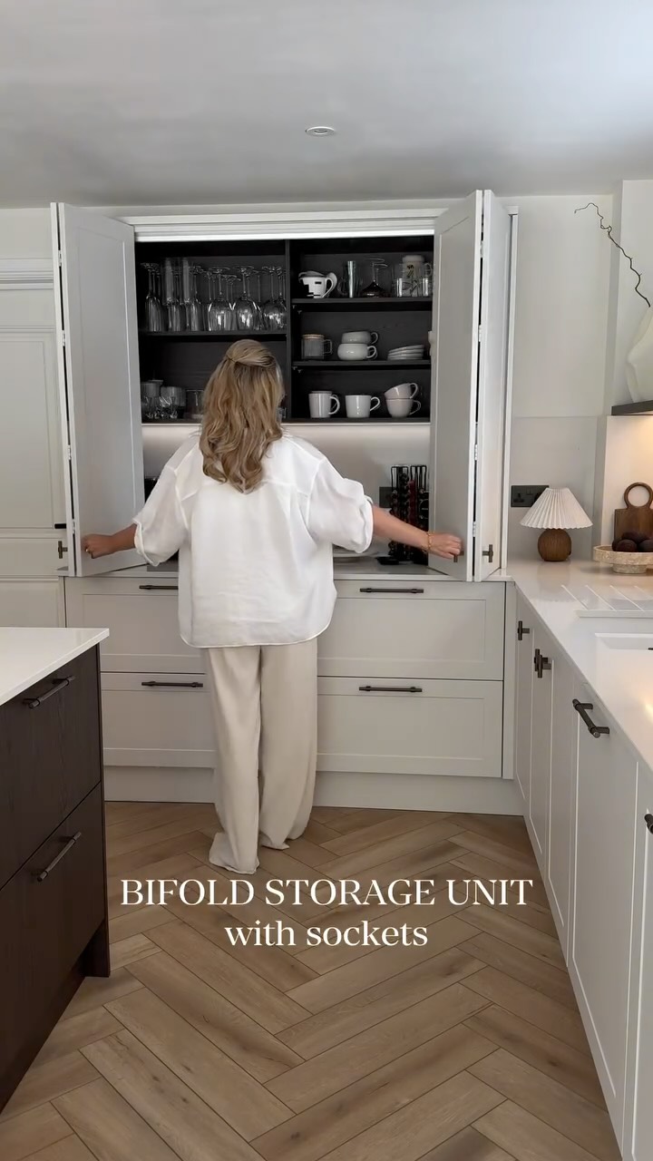 Instagram post by @cb_loves_interiors_20 for Howdens. Caption reads: k i t c h e n  d e s i g n ✨
-
ad | if you’ve....