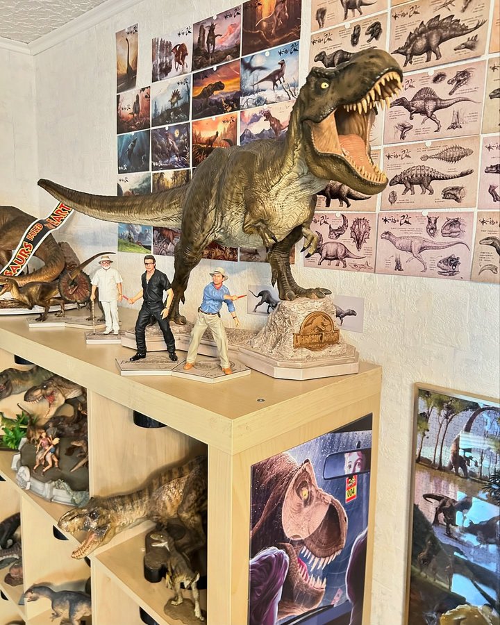 Instagram post by @jurassic_victim for Iron Studios. Caption reads: R O B E R T A 

Anzeige|
@ironstudios T-Rex 1/10....