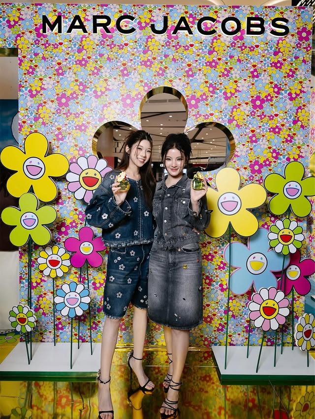 Instagram post by @angietiira for Marc Jacobs Fragrances. Caption reads: [...] แค่สเปรย์เดียวฟีลก็เปลี่ยนเลย 💛....