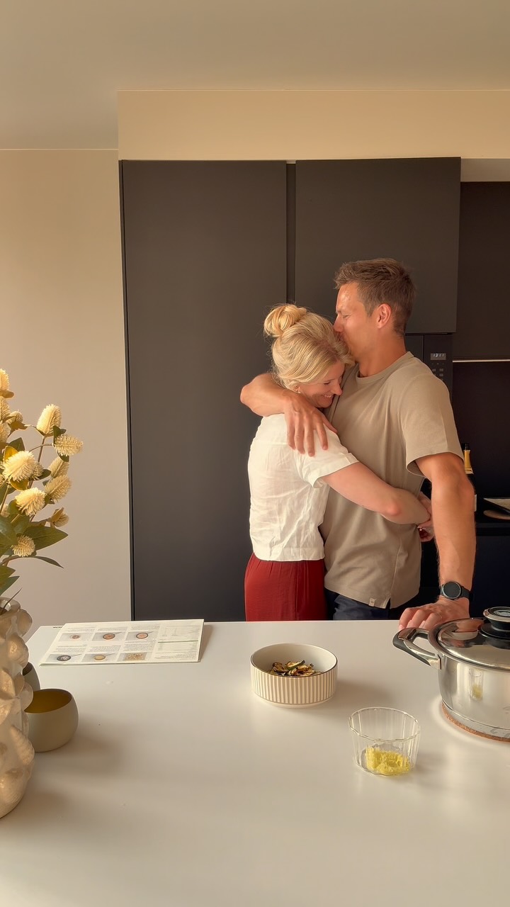 Instagram post by @jolienden for HelloFreshBE. Caption reads: Come spend the day with us! ☀️ 🥘 

Thuiskomen van....