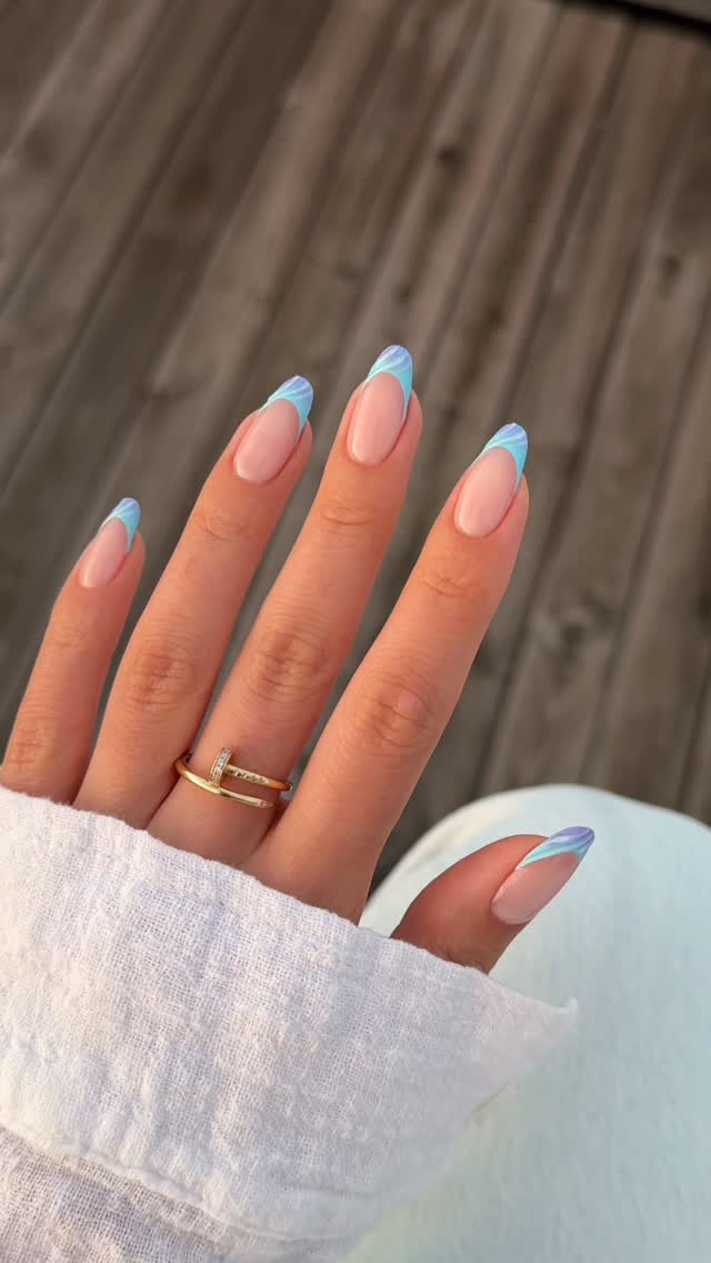 Instagram post by @heluviee for Apres Nail. Caption reads: [...] all my diy girlies ☁️☁️ 

@apresnailofficial....