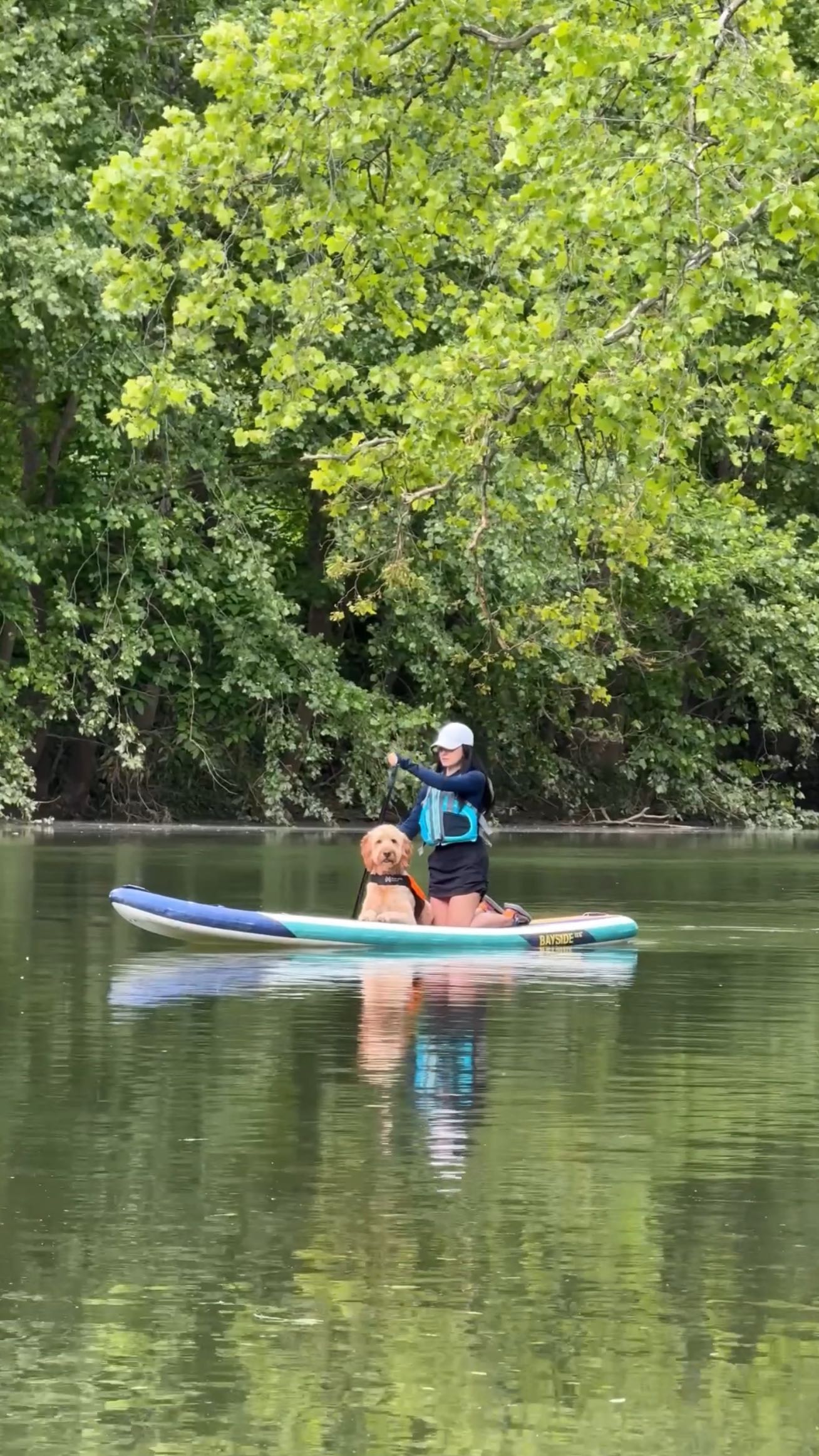 Instagram post by @withsunshinesol for Columbia México. Caption reads: Here’s a fun hike and paddle day trip in Virginia,....