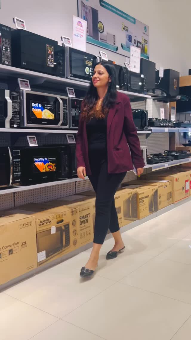 Instagram post by @aroraneha237 for Croma. Caption reads: Smart savings without compromise! 💸
Get Flat 6%....